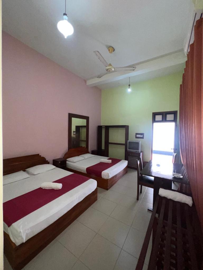 The Triangle Hotel Anuradhapura Værelse billede